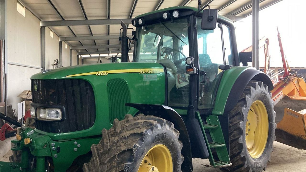 E-FARM: John Deere 6520 Premium - Tractor - id DMPZKCR - Año: 2003 - Horas: 6700,Potencia del motor: 125,Italia
