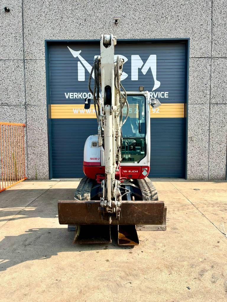 Takeuchi TB 235 Mini-pelle 37 000 €