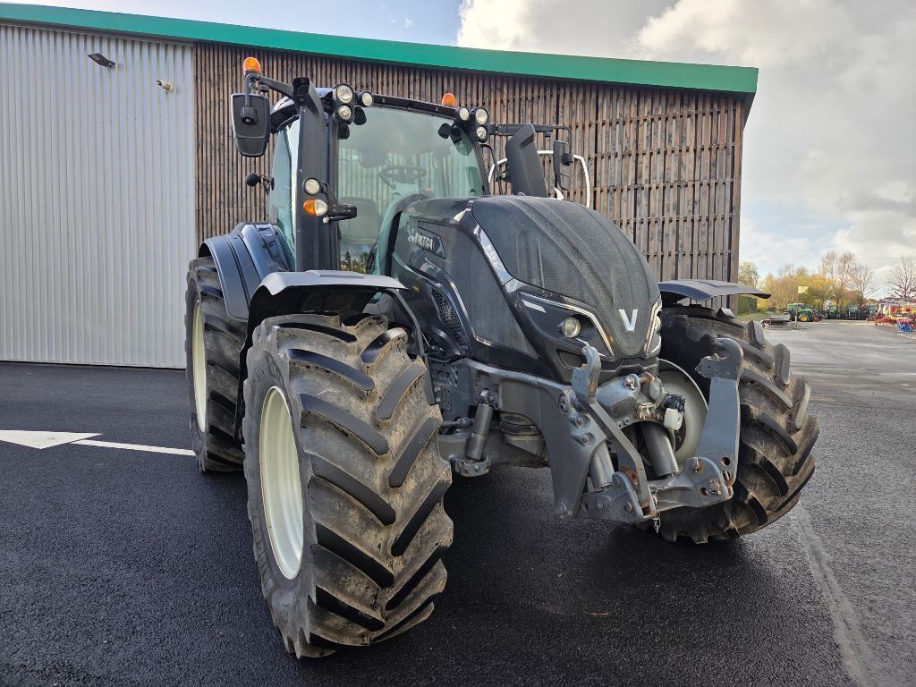 E-FARM: Valtra T214 Active - Traktor - id VDMKK3A - 95.000 € - Baujahr: 2021 - Abgelesene Motorstunden: 2.622,Motorleistung (PS): 215,Frankreich