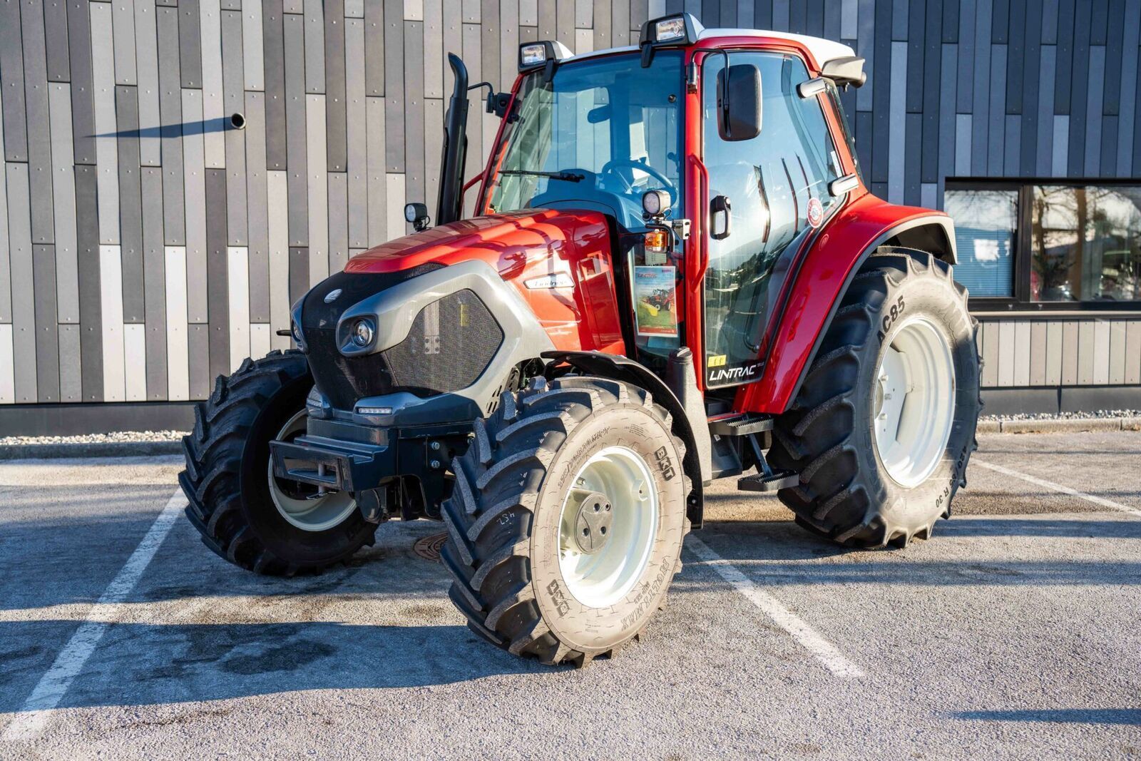 Lindner Lintrac 75 LS Tractor 62.320 EUR