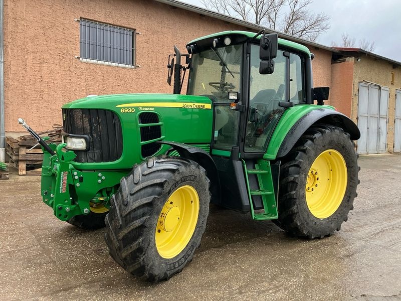 John Deere 6930 tractor 52 000 €