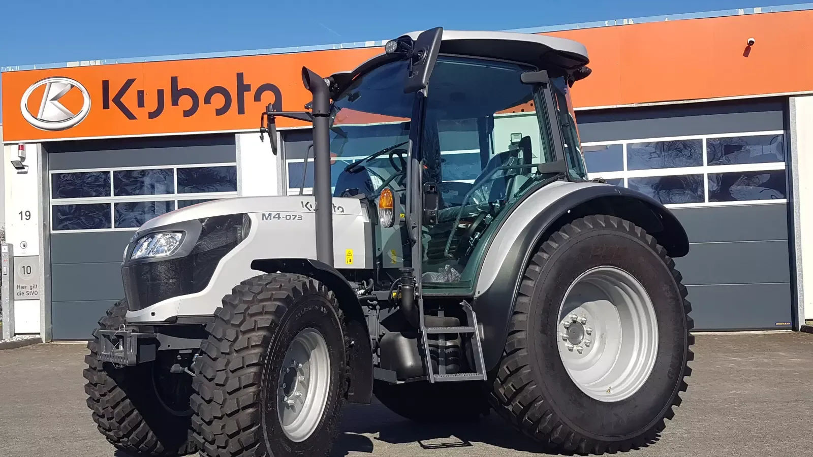 E-FARM: Kubota m4-073cab - Tractor - id 5YNI2A3 - 46.400 € - Año: 2025 - Horas: 1,Potencia del motor: 74,Alemania