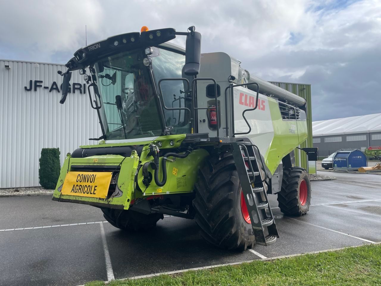 E-FARM: Claas Trion 730 - Kombajn zbożowy - id WQAW1LC - 285 000 € - Rok produkcji: 2022 - Motogodziny: 515,Francja