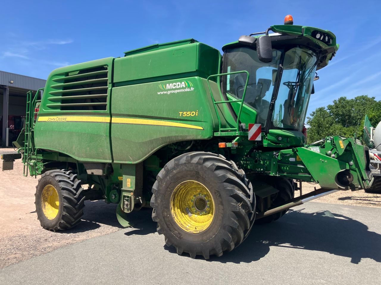 E-FARM: John Deere T 550 - Mähdrescher - id WUNJESX - 220.000 € - Baujahr: 2023 - Abgelesene Motorstunden: 450,Frankreich