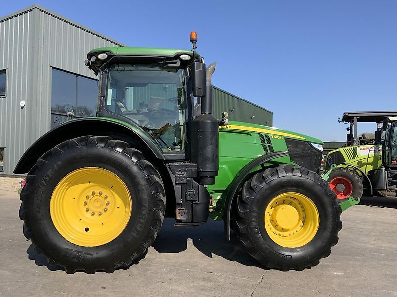 E-FARM: John Deere 7310 R - Traktor - id YV3NFV3 - 78.163 € - Baujahr: 2017 - Abgelesene Motorstunden: 8.045,Motorleistung (PS): 298,Vereinigtes Königreich