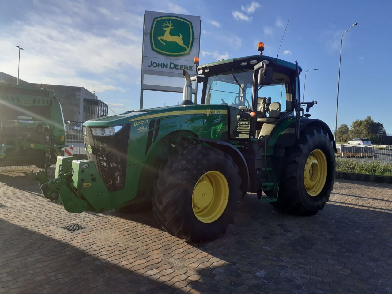 E-FARM: John Deere 8370 R - Traktor - id JYTBLML - Baujahr: 2016 - Abgelesene Motorstunden: 3.900,Motorleistung (PS): 370,Italien