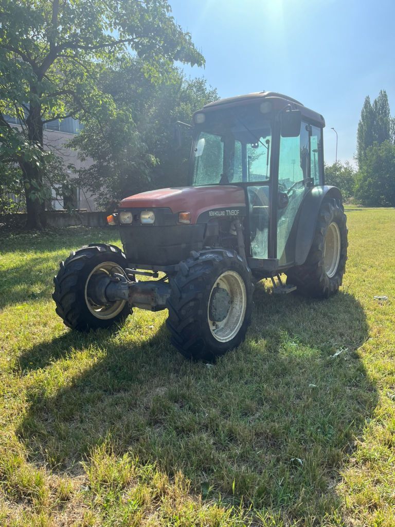 E-FARM: New Holland TNF 90 DT - Tractor - id K83NH3B - €18,600 - Year of construction: 1999 - Engine hours: 9,000,Engine power (HP): 90,Italy