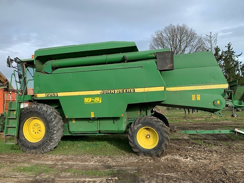 E-FARM: John Deere 2254 - Combine harvester - id SGH5HWR - €33,500 - Year of construction: 1997 - Engine hours: 3,310,Engine power (HP): 180,Germany