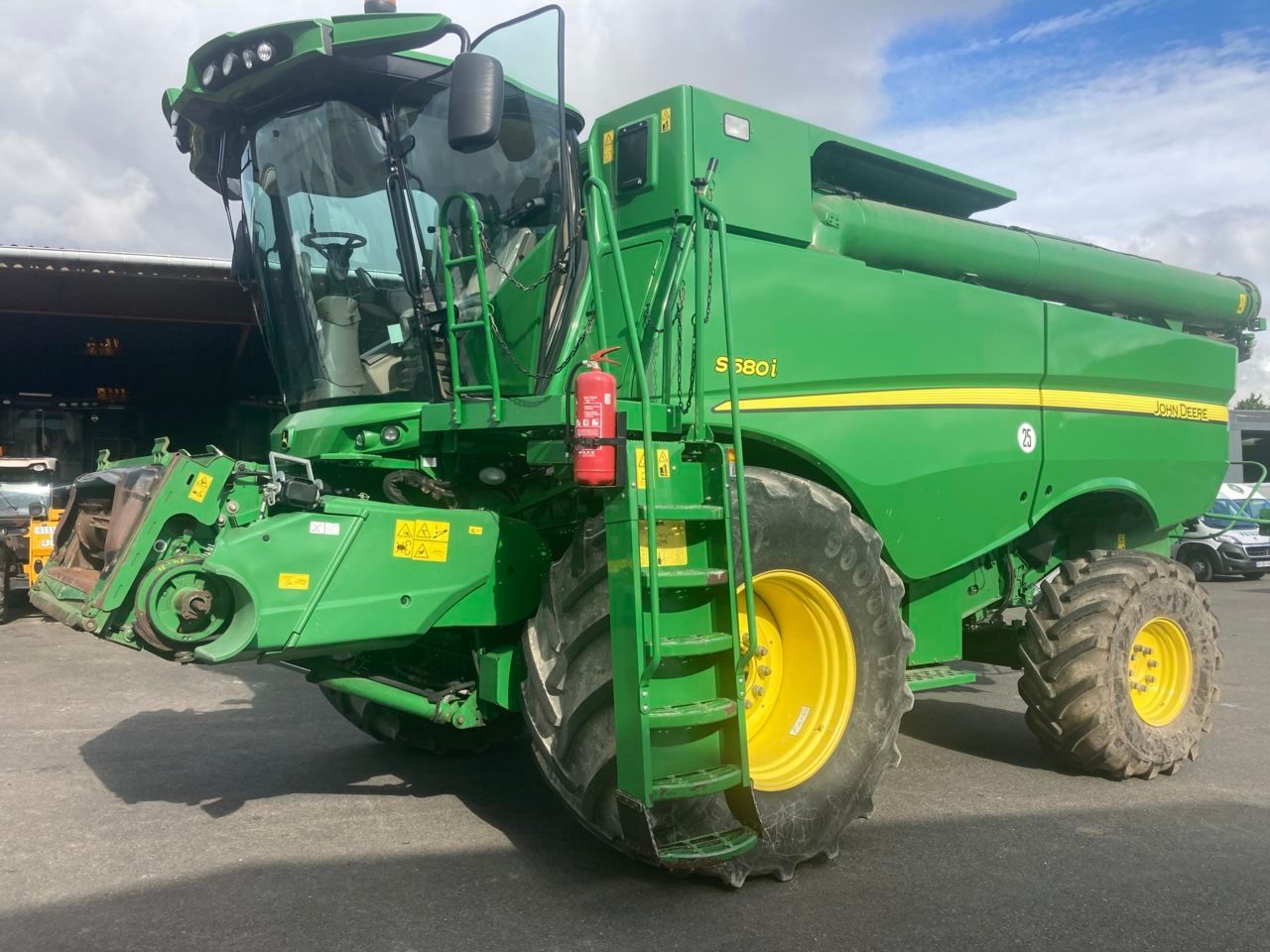 E-FARM: John Deere S 680 - Moissoneuse-batteuse - id DS6RA7Y - 130 000 € - Année: 2012 - Lecture du nombre d'heure: 3 090,Puissance du moteur (chevaux): 547,France