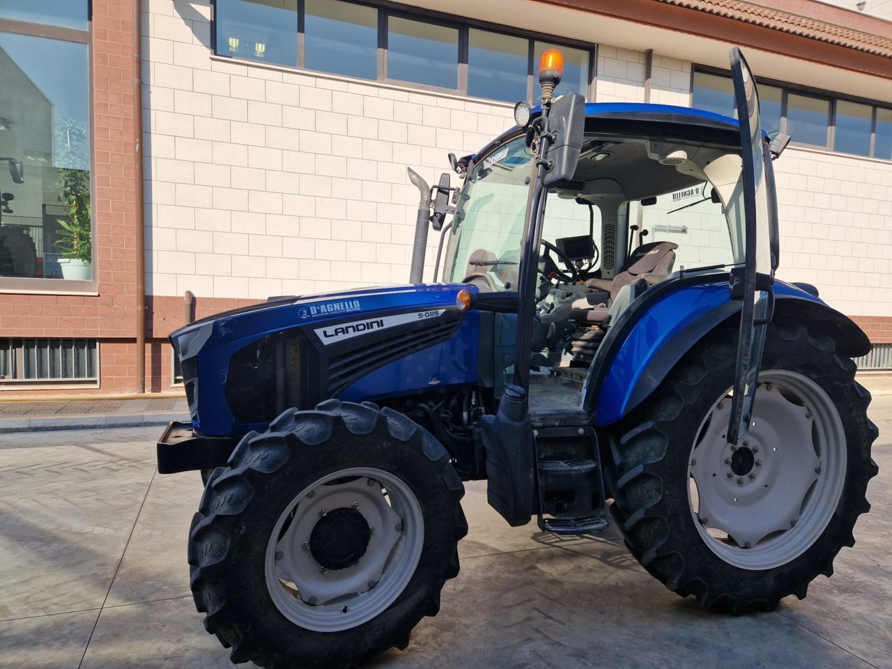 E-FARM: Landini 5-085 - Tractor - id MN7VSNV - 40.000 € - Año: 2022 - Horas: 2060,Potencia del motor: 85,Italia