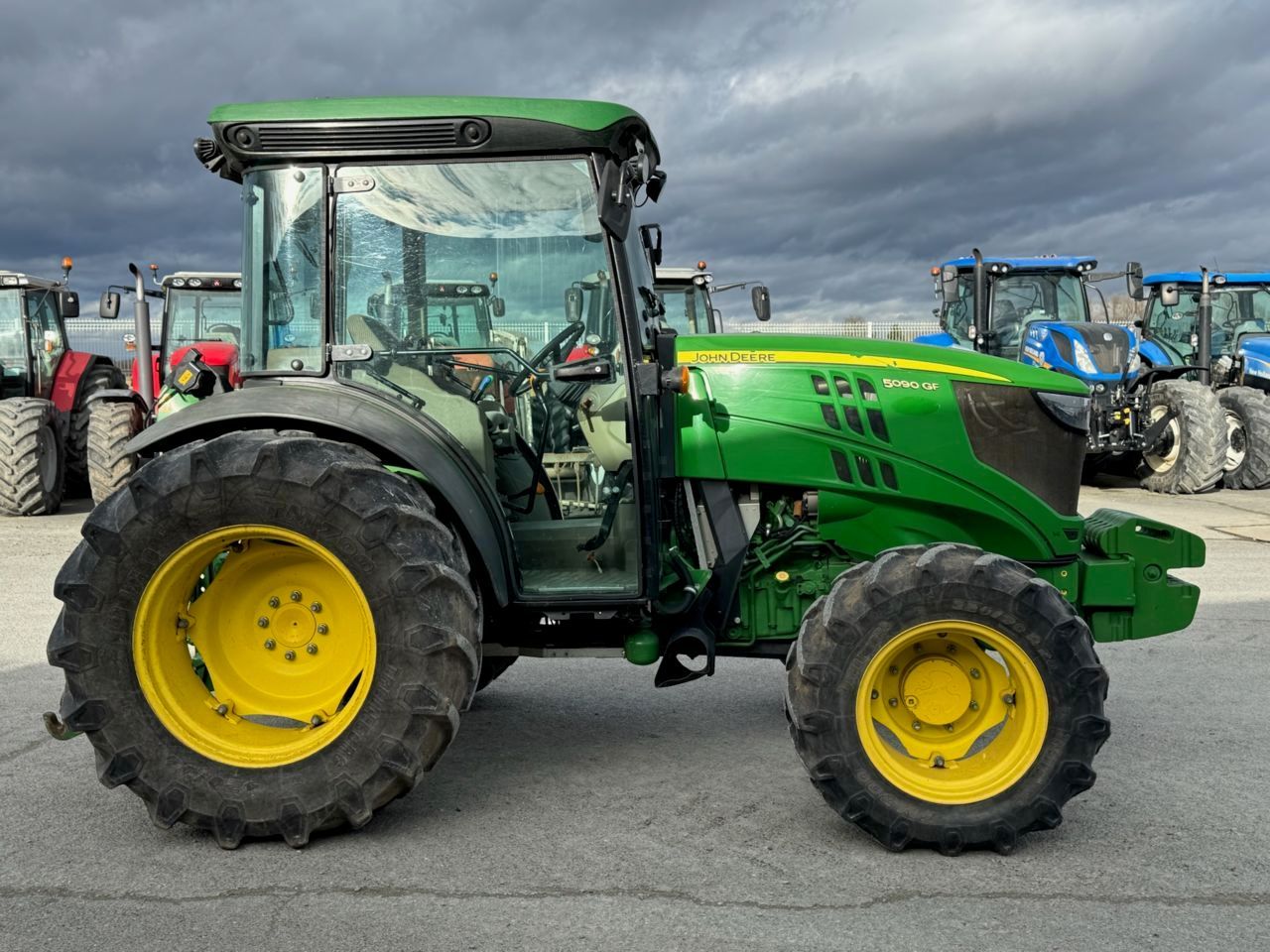E-FARM: John Deere 5090 GF - Tractor - id UYYHNRF - €42,000 - Year of construction: 2017 - Engine hours: 1,600,Engine power (HP): 90,France