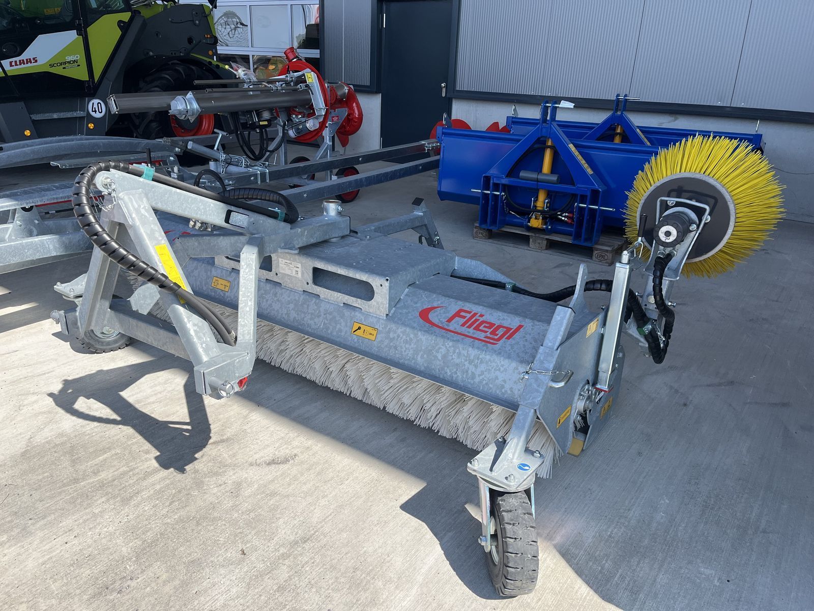 E-FARM: Fliegl kehrmaschine typ 600 - Equipamiento municipal - id LP3JEQF - 6584 € - Año: 2024 - Austria