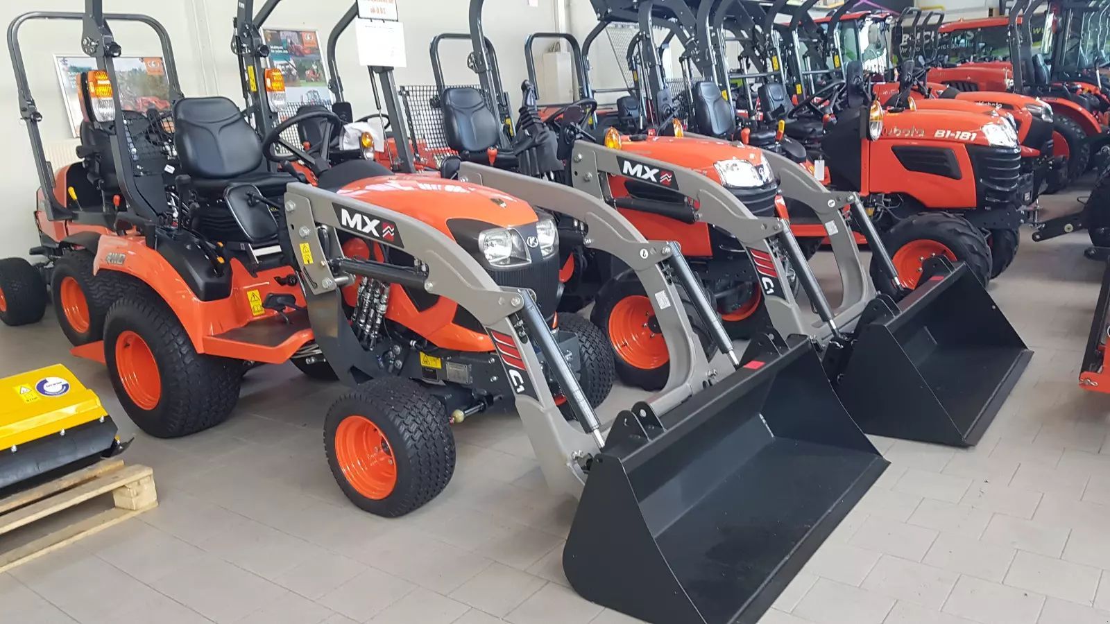 E-FARM: Kubota bx231 incl frontlader - Traktor - id YS81MFW - 17 800 € - Rok produkcji: 2025 - Motogodziny: 1,Moc silnika: 22,Niemcy