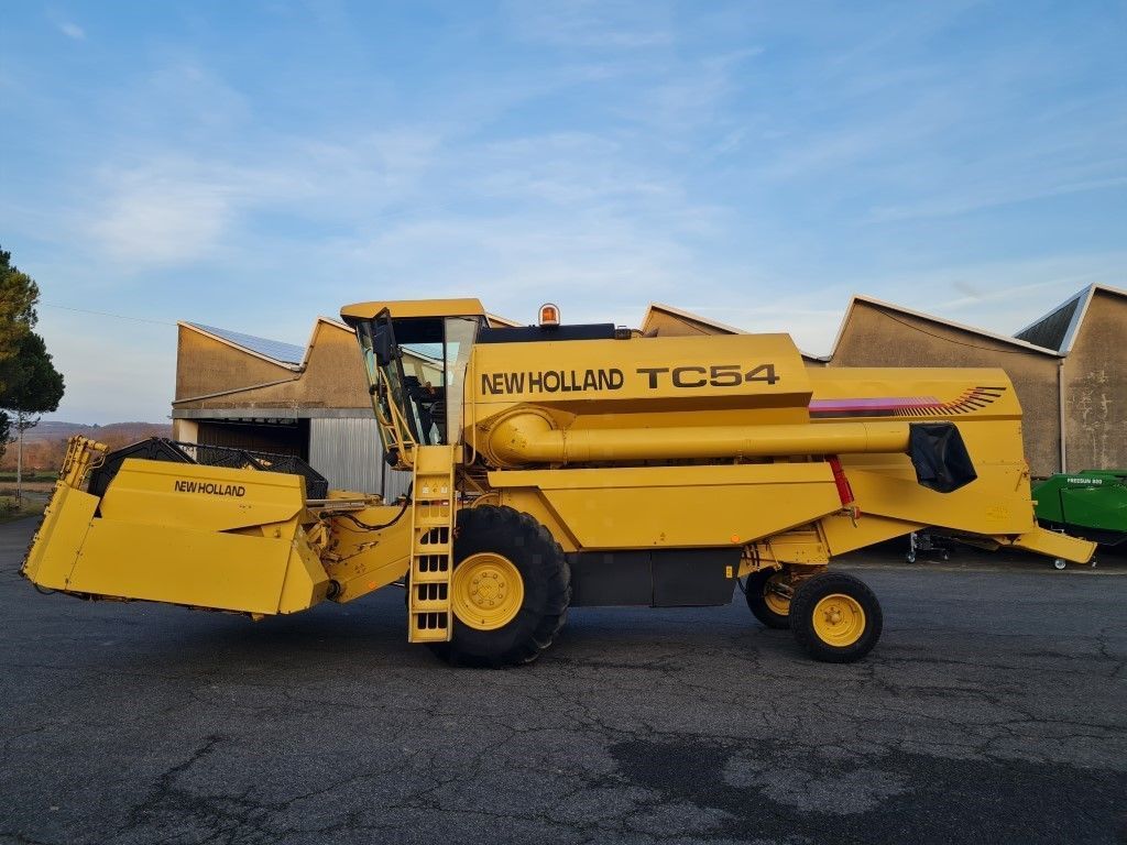 E-FARM: New Holland TC 54 - Combine harvester - id SSUIN3S - Year of construction: 1997 - Engine hours: 2,718,Engine power (HP): 125,France