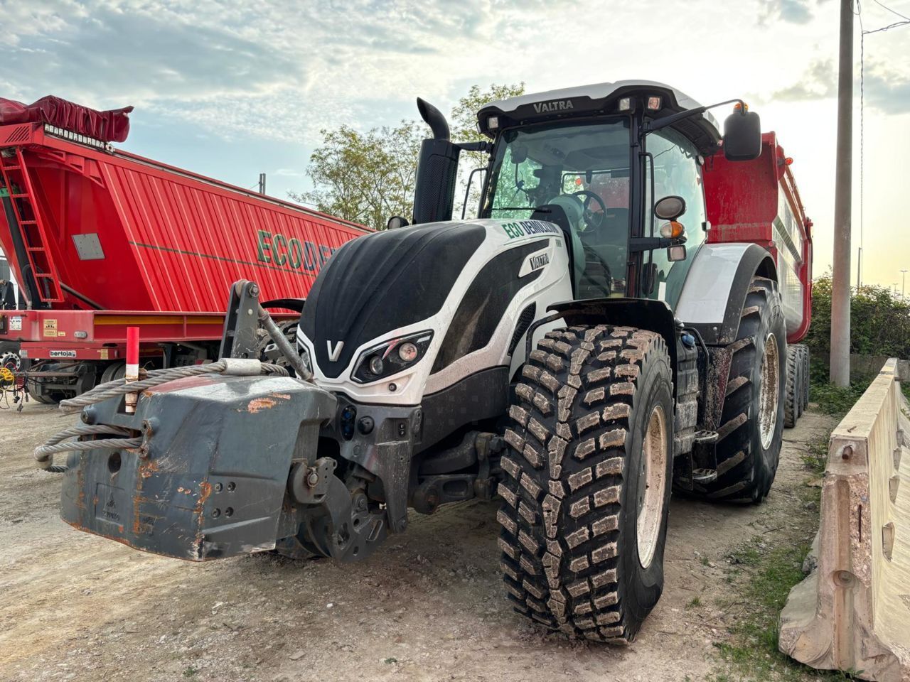 E-FARM: Valtra S374 - Tracteur - id UU4RTP7 - Année: 2016 - Lecture du nombre d'heure: 6 300,Puissance du moteur (chevaux): 380,Italie