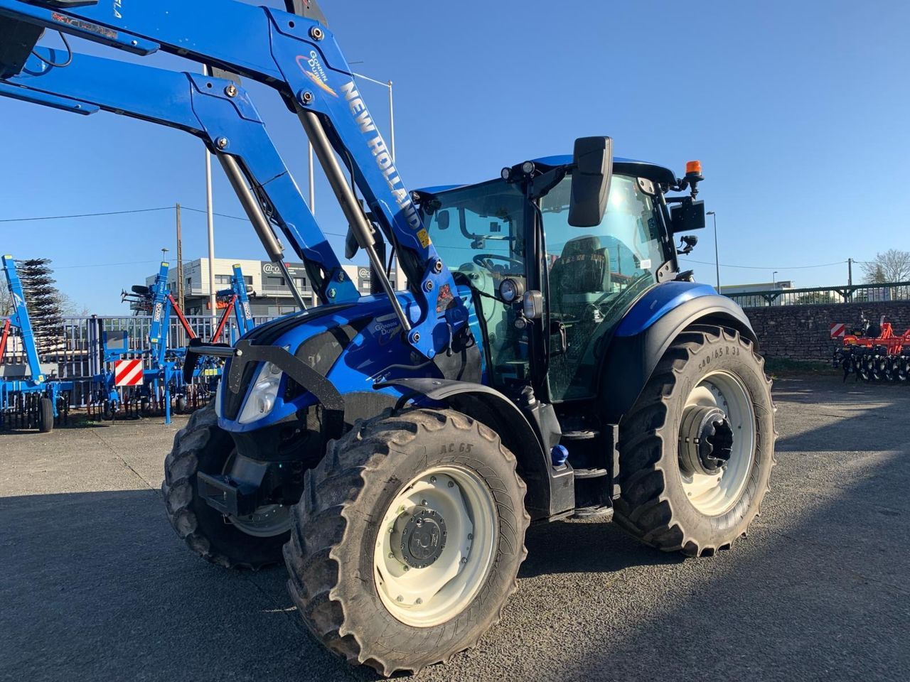 E-FARM: New Holland T5.120 - Trattore - id XHE5H6L - 83.000 € - Anno di costruzione: 2022 - Ore: 1.390,Potenza del motore: 120,Francia