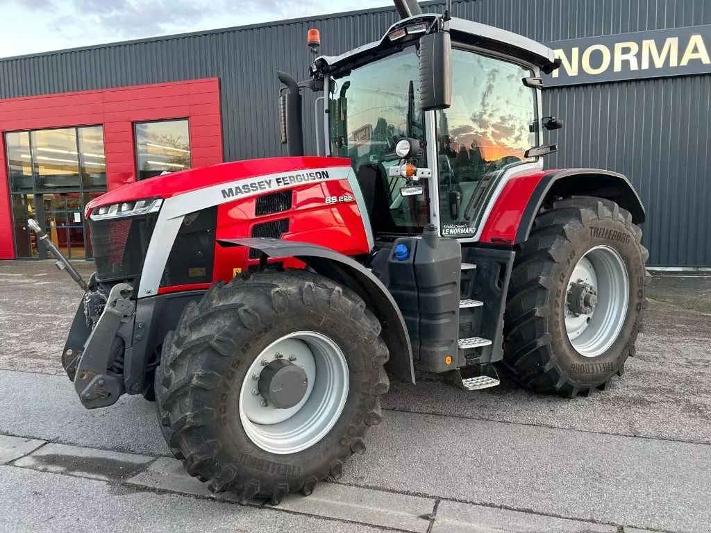 Massey Ferguson 8S.225 Traktor 135 000 €