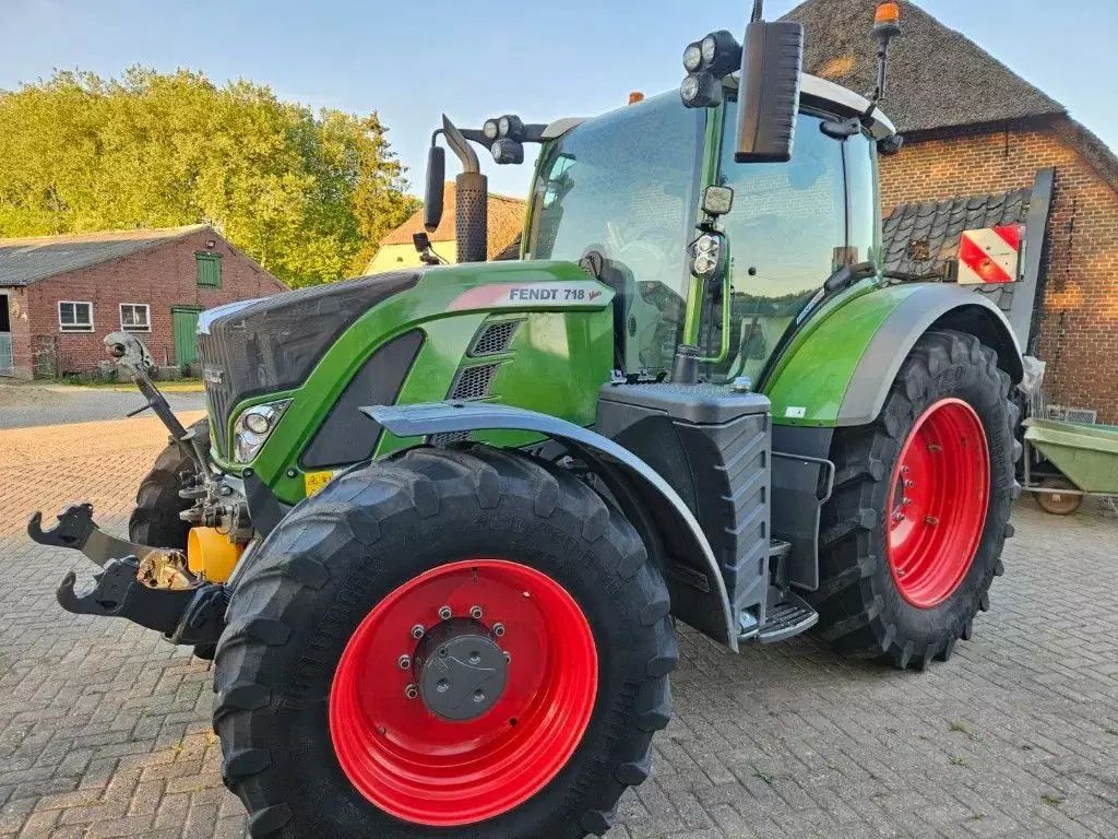 E-FARM: Fendt 724 Vario - Tractor - id CDGEHRG - €118,500 - Year of construction: 2021 - Engine hours: 3,400,Engine power (HP): 240,Netherlands