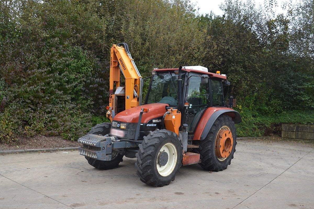 E-FARM: New Holland TL90 - Tracteur - id GMUZTES - 29 000 € - Année: 2000 - Lecture du nombre d'heure: 5 350,Belgique