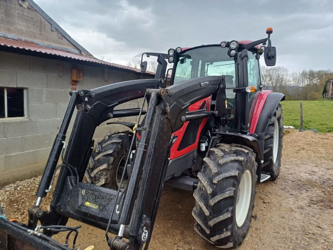 Valtra G 105 Tractor €57,000