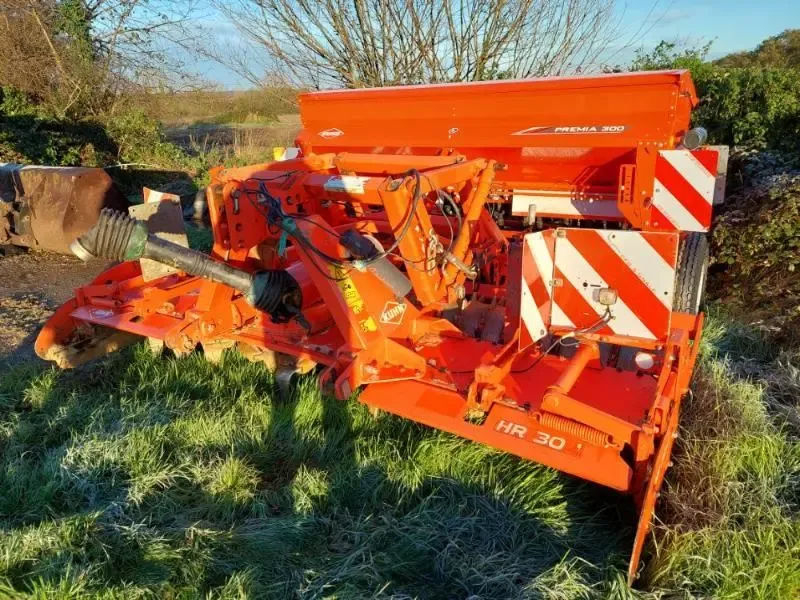 E-FARM: Kuhn HR 304 D - Power harrow - id CIHAKD5 - €6,500 - Year of construction: 2015 - France