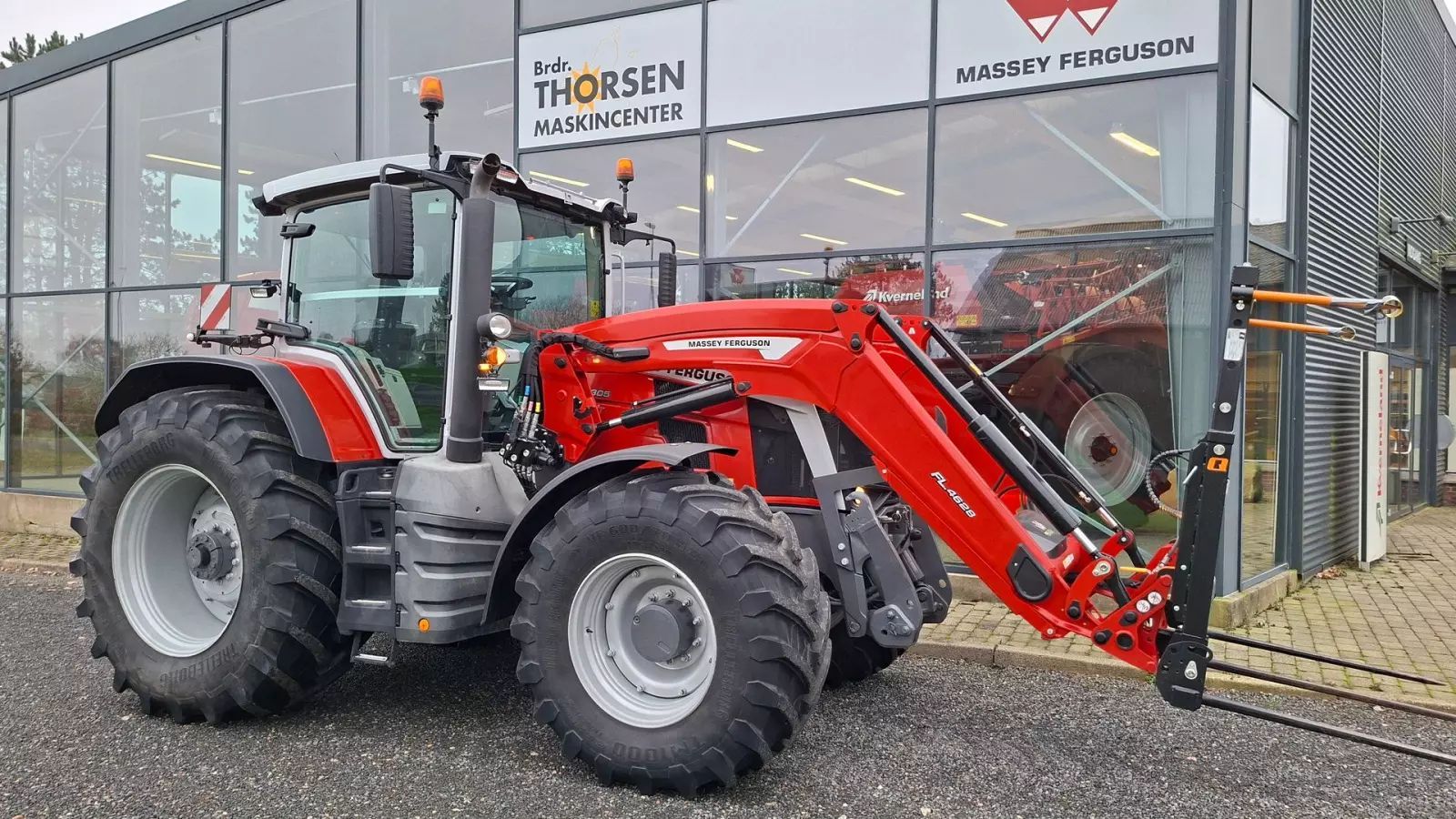 Massey Ferguson 8S.305 Tractor €156,520