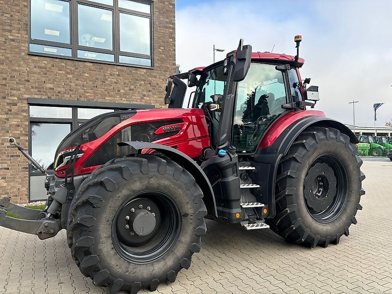 Valtra Q265 Tractor €152,500