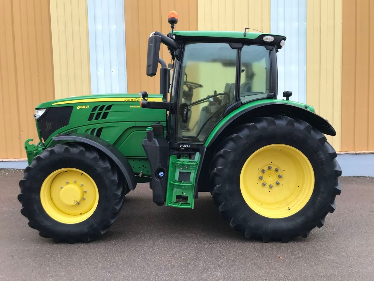 E-FARM: John Deere 6135 R - Tractor - id AWGS6MT - €79,000 - Year of construction: 2018 - Engine hours: 3,900,Engine power (HP): 135,France