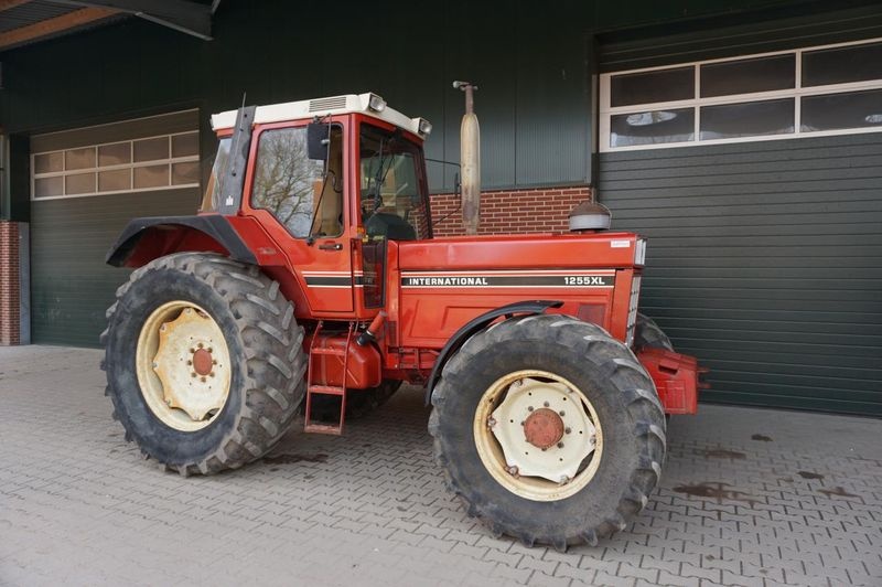 Case IH 1255 XL tractor €26,500