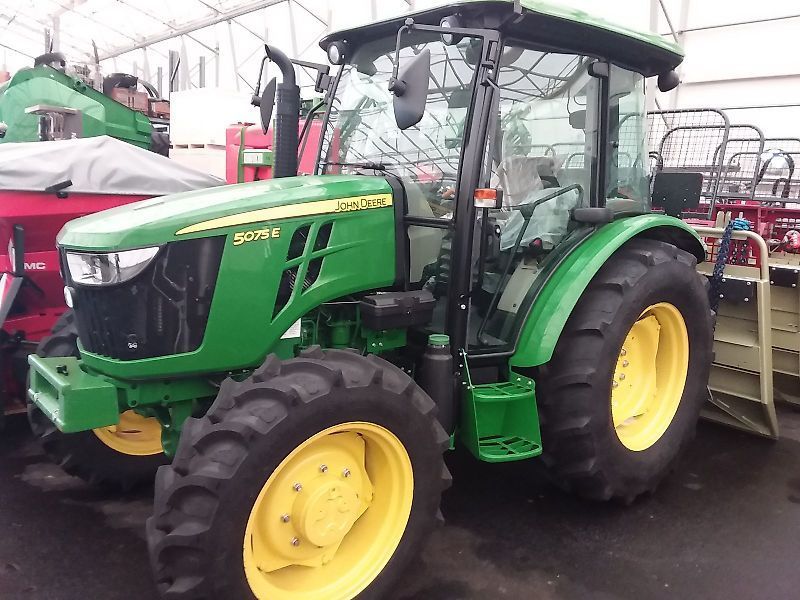 John Deere 5075 E Tracteur 37 833 €