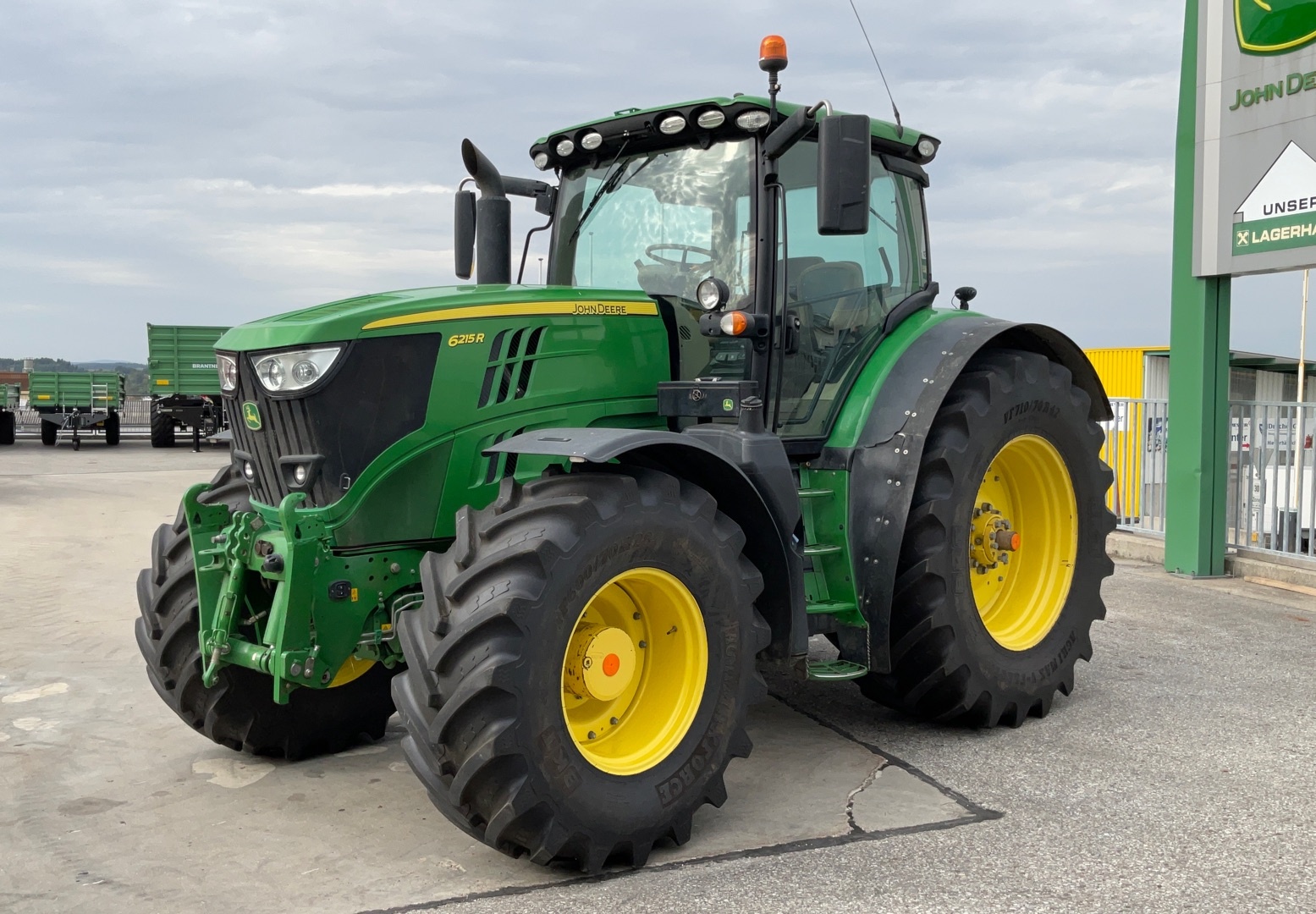 John Deere 6215 R tractor €96,583