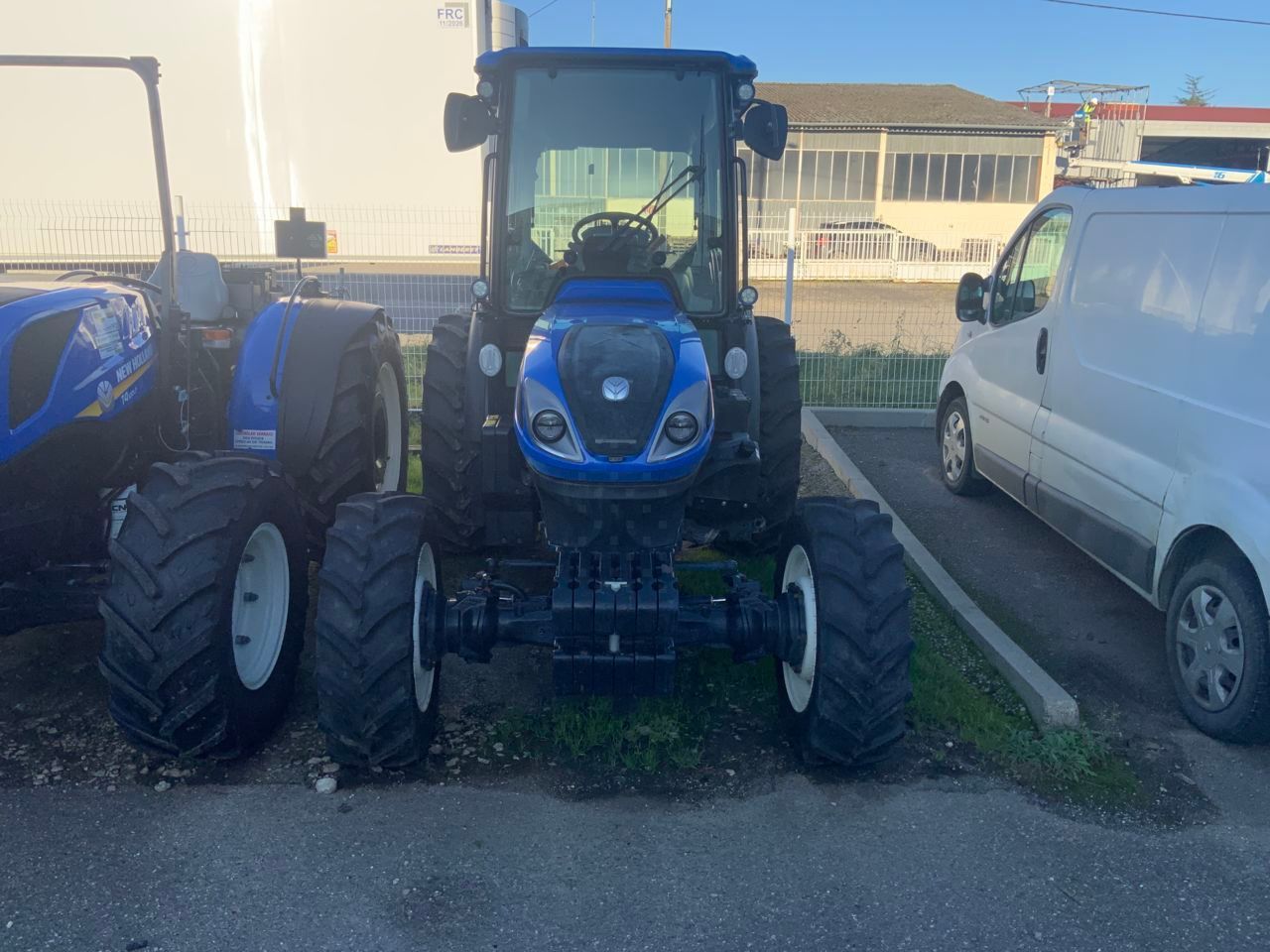 E-FARM: New Holland T4.90 F - Traktor - id G8NLG9S - 58.500 € - Baujahr: 2023 - Abgelesene Motorstunden: 550,Motorleistung (PS): 90,Frankreich