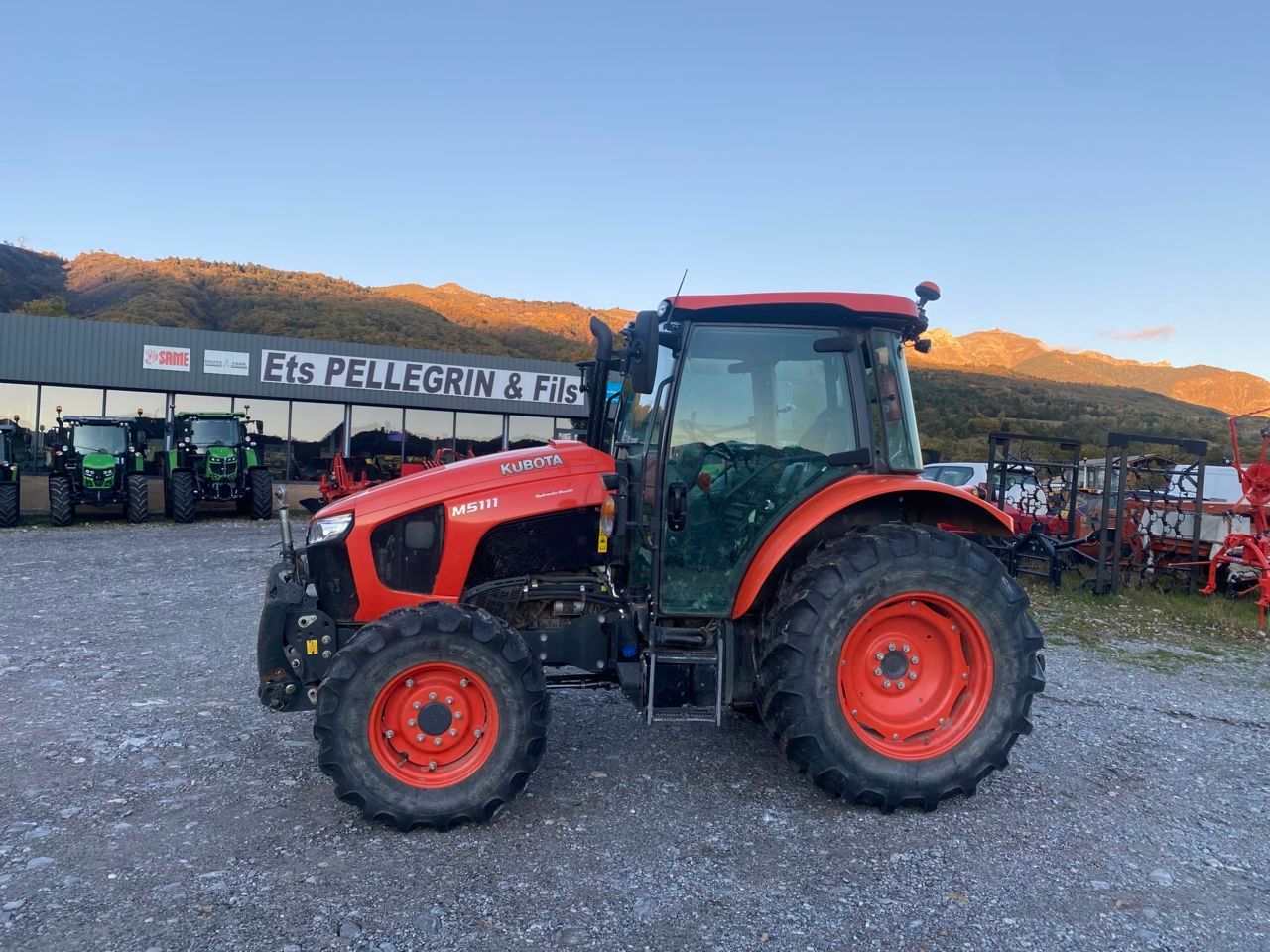 E-FARM: Kubota M5111 - Traktor - id RRFDH3R - 32 000 EUR - Gyártási év: 2018 - Üzemóra (motor): 1680,Motor teljesítménye (LE): 110,Franciaország