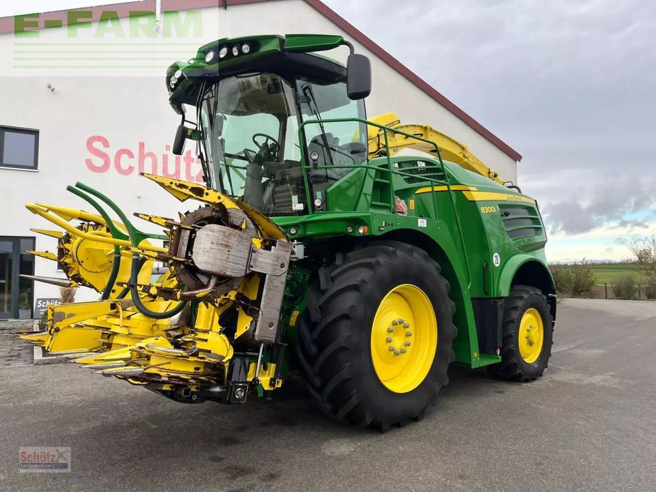 John Deere 8300 Self propelled forage harvester €195,000
