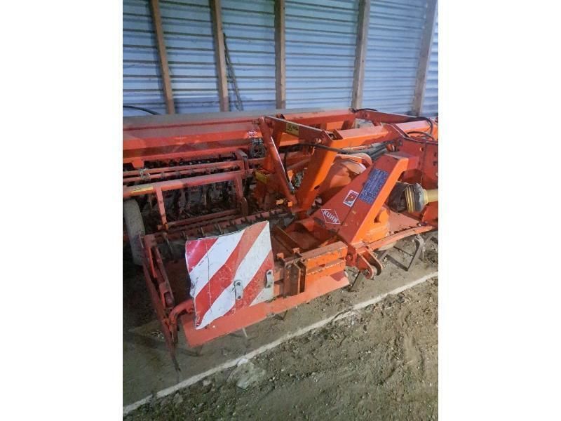 E-FARM: Kuhn combine semis - Vetőgép - id 3M1YKBM - 4900 EUR - Gyártási év: 2002 - Franciaország