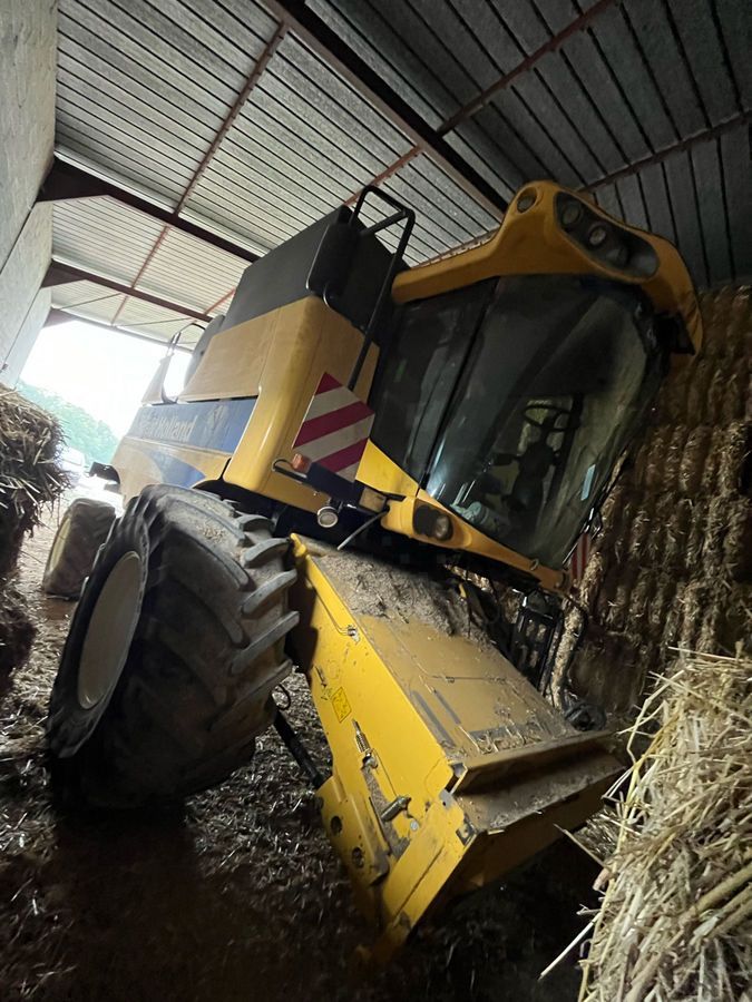E-FARM: New Holland CSX 7070 - Kombajn zbożowy - id PAD8CDN - 95 000 € - Rok produkcji: 2011 - Motogodziny: 2100,Francja