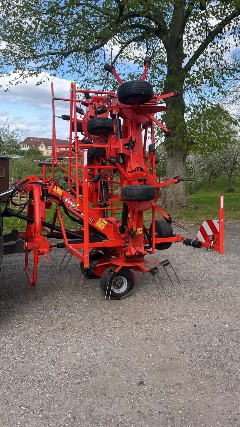E-FARM: Kuhn GF 8712 - Faneuse - id 6XM8QRL - 11 500 € - Année: 2020 - Allemagne