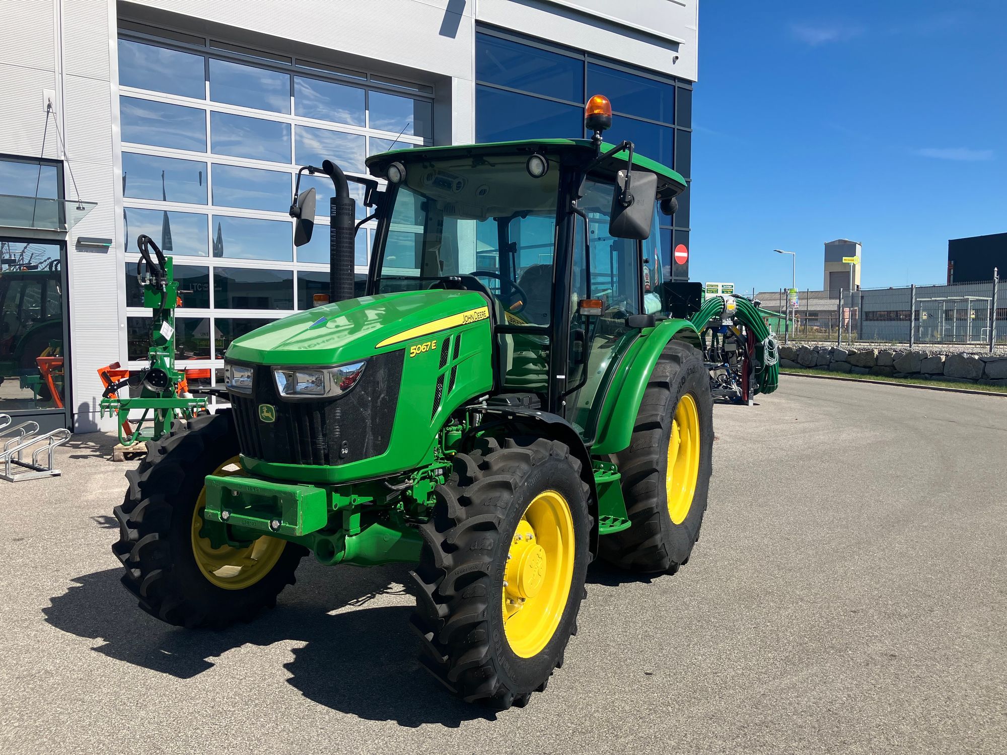 E-FARM: John Deere 5067 E - Tracteur - id XQGTDVJ - 39 250 € - Année: 2022 - Lecture du nombre d'heure: 4,Puissance du moteur (chevaux): 68,Autriche