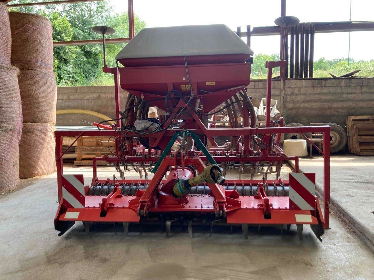 E-FARM: Kverneland DA - Semoir - id FERBPAK - 11 000 € - Année: 2009 - Puissance du moteur (chevaux): 170,France