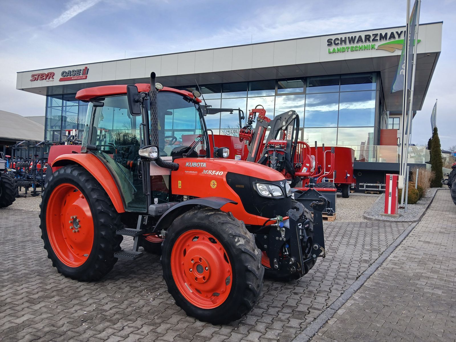 E-FARM: Kubota M8540 - Traktor - id TXPGKH4 - 34.327 € - Baujahr: 2013 - Abgelesene Motorstunden: 4.650,Motorleistung (PS): 88,Österreich