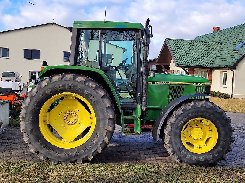 E-FARM: John Deere 6400 - Tracteur - id 2AMYURN - 25 848 € - Année: 1993 - Lecture du nombre d'heure: 5 950,Puissance du moteur (chevaux): 100,Pologne