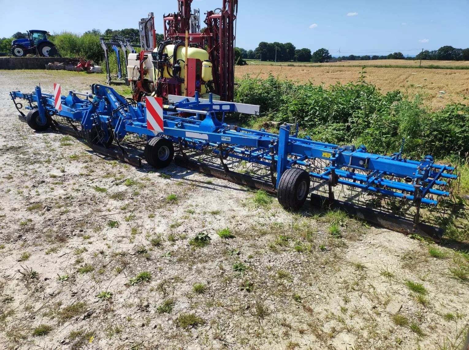 E-FARM: Carré sarclerse 9m - Autre matériel de fourrage  - id 3FYSV2I - 6 500 € - Année: 2011 - France