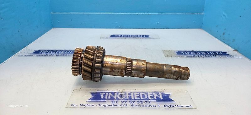 Ford 8210 aksel 83960004 Traktor