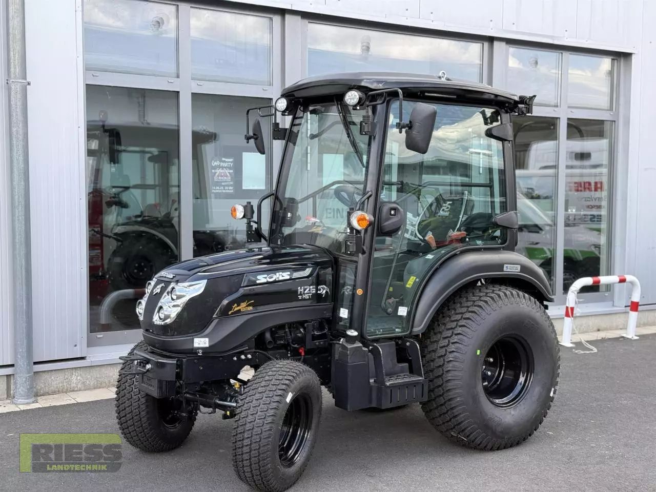 E-FARM: Solis 26 hst kabine panther (black) - Tractor - id QFN9RWM - 17.029 € - Año: 2025 - Horas: 3,Potencia del motor: 26,Alemania
