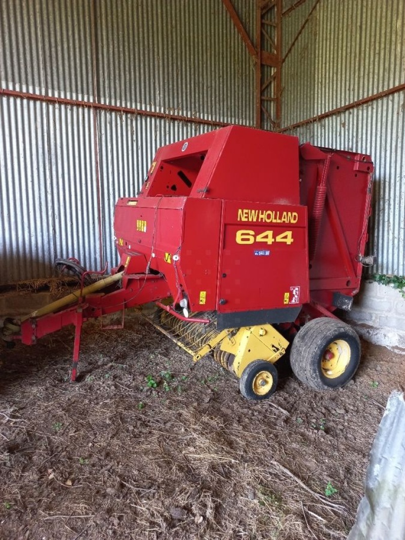 New Holland 644 baler 4.000 €