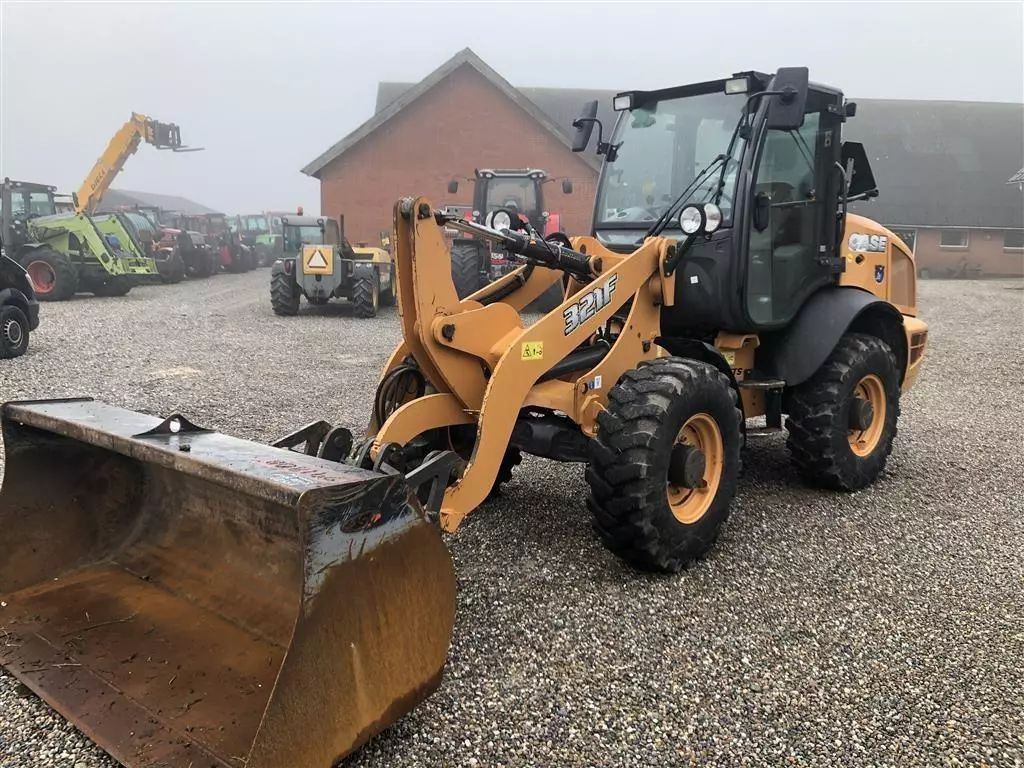 E-FARM: Case IH 321f - Chargeuse sur pneus - id YRGRWYN - 45 555 € - Année: 2015 - Lecture du nombre d'heure: 1 600,Danemark