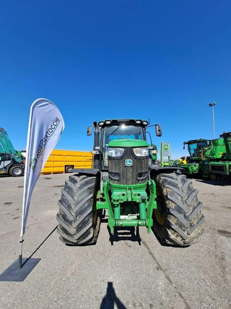 E-FARM: John Deere 6210 R - Tracteur - id 2XNKZJC - 80 000 € - Année: 2015 - Lecture du nombre d'heure: 8 065,Puissance du moteur (chevaux): 250,Italie