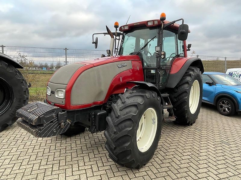 Valtra T 120 Traktor
