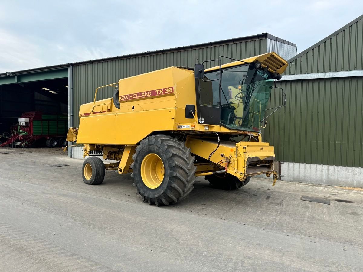 E-FARM: New Holland TX 36 - Moissoneuse-batteuse - id HKCUBYJ - 16 355 € - Année: 1989 - Lecture du nombre d'heure: 4 400,Royaume-Uni