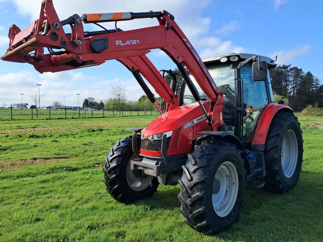 E-FARM: Massey Ferguson 5711 - Tracteur - id NVGHXDT - 78 000 € - Année: 2021 - Lecture du nombre d'heure: 3 490,Puissance du moteur (chevaux): 110,France